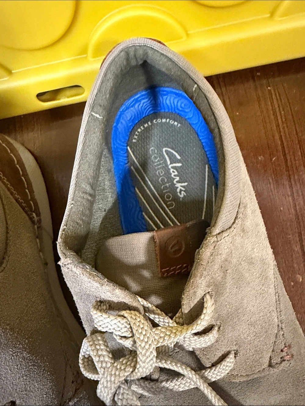 Clarks Men’s Chukka Boots in Taupe Suede Size 9
